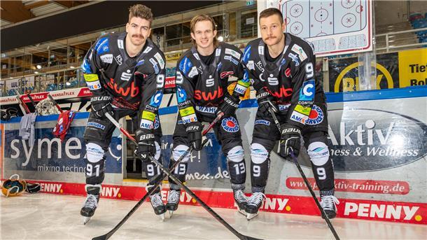 Drei Eishockeyspieler posieren. Der Slowenen-Sturm mit (von links) Miha Verlic, Ziga Jeglic und Jan Urbas bleibt den Fischtown Pinguins erhalten.