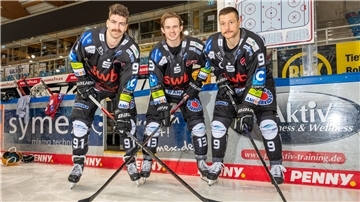 Drei Eishockeyspieler posieren. Der Slowenen-Sturm mit (von links) Miha Verlic, Ziga Jeglic und Jan Urbas bleibt den Fischtown Pinguins erhalten.