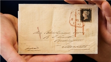 Der sogenannte „Mulready“-Umschlag mit integrierter „Penny Black“-Briefmarke, soll beim Auktionshaus Sotheby’s in New York versteigert werden.
