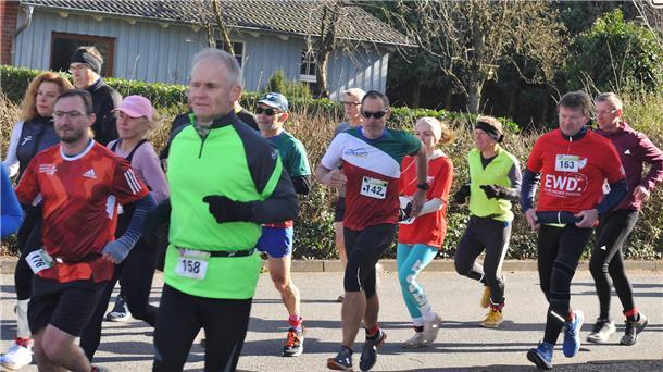Sportliche Menschen laufen in Gnarrenburg