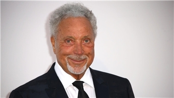 Der Song „Delilah“ sei über einen Mann, „der die Kontrolle verliert“, sagt Tom Jones.