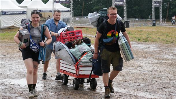 Der Sonntag auf dem Deichbrand 2025 begann mit einem kurzen Schauer. Für einige Festivalfans bedeutet der letzte Tag: Abreisetag. Aber auf dem Infield und den Campingplätzen wird noch kräftig gefeiert.