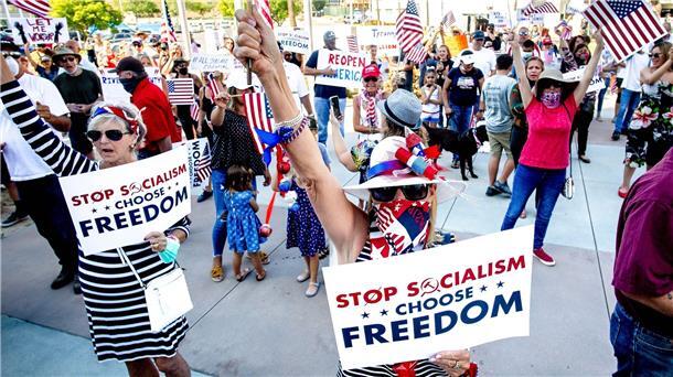 Biden über Sozialismus-Schilder auf Demo: „Idioten“ Der „Sozialismus“-Vorwurf ist beliebt bei Anhängern der extremen Rechten in den USA - hier bei einer Demonstranten gegen Corona-Maßnahmen im Jahr 2020.