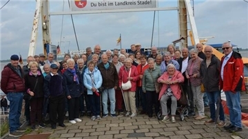 Der Sozialverband Heeslingen und die „fidelen Reisefreunde“ zu Besuch im Alten Land.