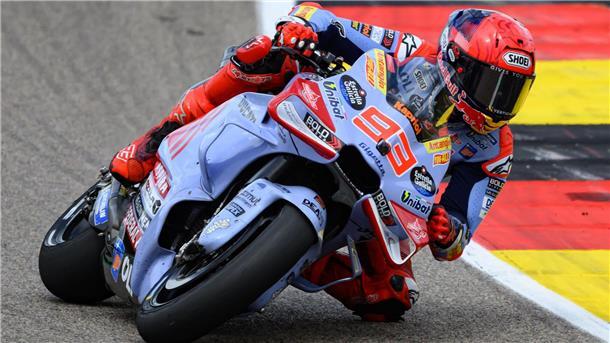 Der Spanier Marc Marquez auf seiner Maschine.