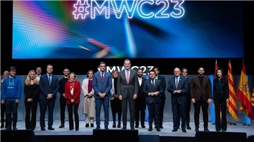 Der spanische König Felipe VI. (M) gemeinsam mit weiteren Teilnehmern bei der Eröffnung des Mobile World Congress 2023 in Barcelona.