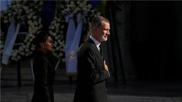Der spanische König Felipe VI. und Königin Letizia kommen zur Trauerfeier.
