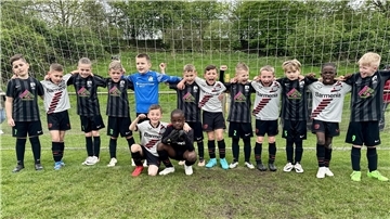 Der Spaß steht im Vordergrund: Gegen die U8 des deutschen Meisters Bayer Leverkusen, verloren die Kids von der JSG Schiffdorf/Sellstedt/Wehdel in Krefeld nur knapp mit 1:2.