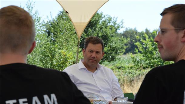 Der SPD-Bundesvorsitzende Lars Klingbeil (Mitte) nahm sich für das Gespräch mit Kulturschaffenden beim "Haus Irmgard" in Ramshausen viel Zeit.