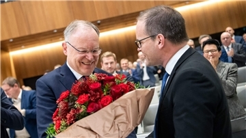 Der SPD-Fraktionsvorsitzende Grant Hendrik Tonne gratuliert Stephan Weil zur Wiederwahl zum Ministerpräsidenten.