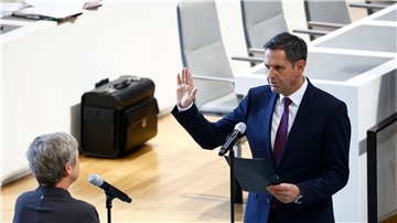 Der SPD-Politiker Olaf Lies ist zum neuen Ministerpräsidenten von Niedersachsen gewählt worden. MV-Regierungschefin Manuela Schwesig (SPD) gratulierte ihm und erklärte, sie hoffe weiter auf gute Nachbarschaft.