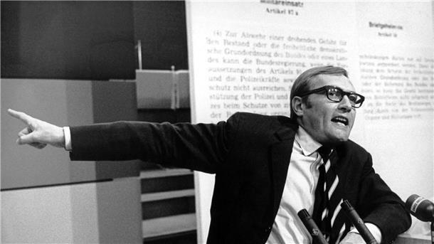 Der „Spiegel“-Herausgeber Rudolf Augstein referiert bei einer Anti-Notstandskundgebung in Frankfurt (1968).