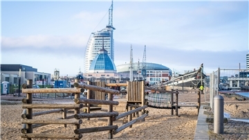 Der Spielplatz direkt neben dem künftigen „Seute-Deern“-Abwrackplatz neben der Baltimore-Pier am Alten Hafen wird währende der Rückbauarbeiten nicht gesperrt.