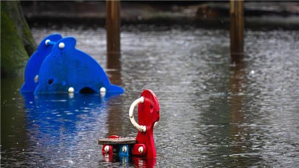 Zeitplan bei Beschaffung von „Betreuungsmodulen“ unklar Der Spielplatz im Butendieker Gehölz steht unter Wasser.
