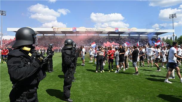 Stadion gesperrt: Rostock-Gastspiel in Unterhaching abgesagt Der Sportpark Unterhaching ist wegen nicht ausreichenden Sicherheitskonzeptes von der Gemeinde gesperrt worden.