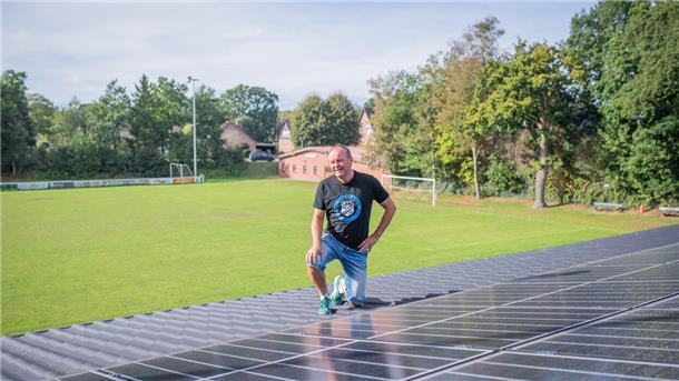 Der Sportverein MTV Bokel macht sich zukunftsfest. Vorsitzender Eckhard von Harten ist auf Dach des Vereinsheims geklettert, um die Solar-Anlage zu präsentieren.