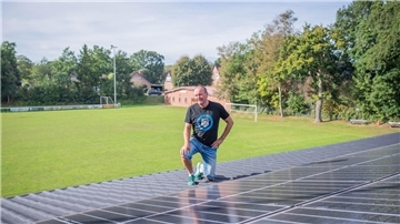 Der Sportverein MTV Bokel macht sich zukunftsfest. Vorsitzender Eckhard von Harten ist auf Dach des Vereinsheims geklettert, um die Solar-Anlage zu präsentieren.