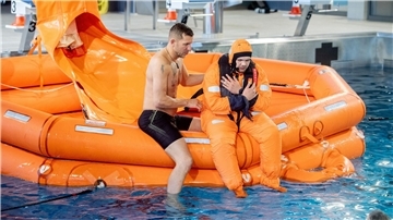 Der Sprung in eine Rettungsinsel in einem Lehrschwimmbecken gehört in Wilhelmshaven zur Grundausbildung neuer Rekruten. 