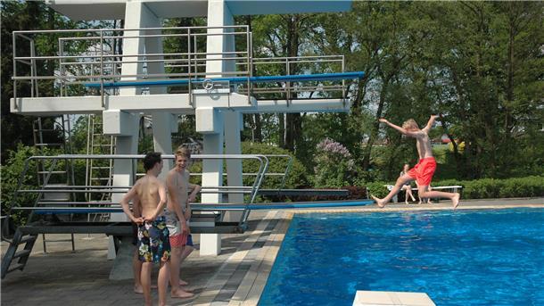 Sittensen ohne Freibad: Ist derart Gruseliges vorstellbar? Das Foto zeigt den Sprungturm im Sittenser Freibad.