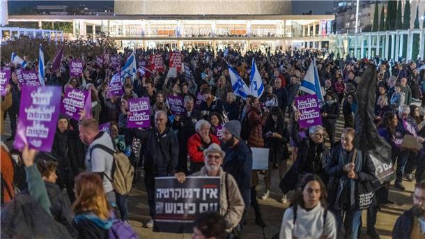 „Der Staat ist nicht euer Spielzeug“: Demonstranten mit Transparenten und Fahnen in Tel Aviv..