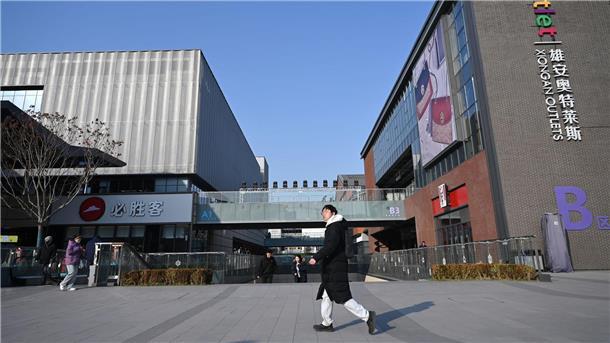Der Stadtkern Xiong’ans mit seinem Einkaufszentrum wirkt eher schwach besucht. (Archivbild) 