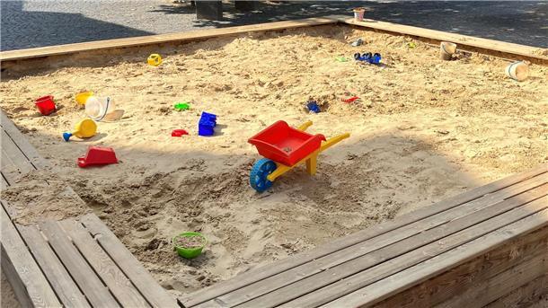 Der Stadtsankasten erfreut sich auch in diesem Jahr großer Beleibtheit bei den Kindern. Die Stadt weist aber darauf hin, Spielsachen im Sandkasten belassen.