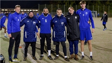 Der starke Saisonstart sorgt bei (von links) LTS-Kapitän Noel Lautner, Co-Trainer Dennis Thermer, Ali Moussa, Trainer Sasa Pinter, Lasse Thielebeule und Aike Horstmann für gute Laune. 