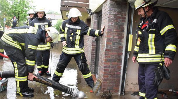 Der Starkregen im Juni 2017 bescherte den Nordenhamer Feuerwehren jede Menge Arbeit. Im ganzen Stadtgebiet standen Straßen, Keller und Garagen unter Wasser.