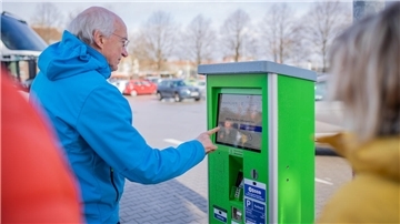 Der Start des neuen Parksystems war am Sonntag holprig. Wer mit Karte zahlen wollte, wie hier Horst Landwehr aus Sulingen, hatte Pech. Die Funktion ließ sich nicht aktivieren.