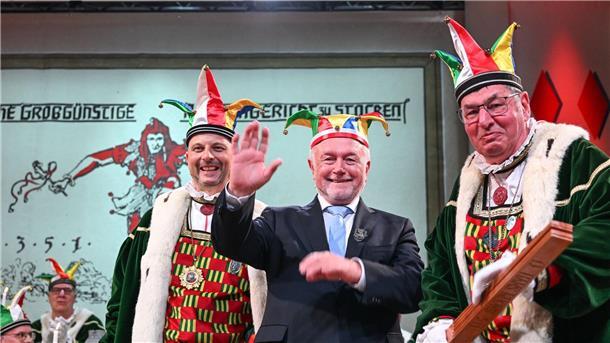 Kubicki begleicht Narrengerichtsstrafe - nicht persönlich Der stellvertretende Bundestagspräsident Wolfgang Kubicki (FDP) winkt, nachdem er vom Stockacher Narrengericht zum Laufnarr geschlagen worden ist.