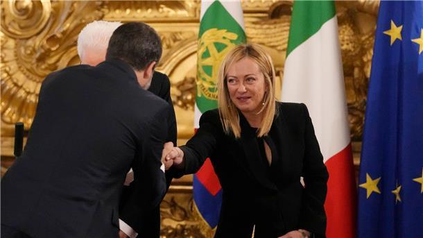 Ultrarechte Meloni als Regierungschefin Italiens vereidigt Der stellvertretende Ministerpräsident Italiens, Matteo Salvini, gratuliert der neuen Ministerpräsidentin Giorgia Meloni bei der Vereidigungszeremonie.
