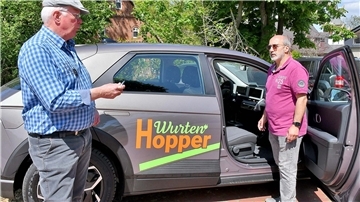 Der stellvertretende Vorsitzende des Vereins Harald Schewe (links) erklärt Hartmut Magers aus Cappel die wichtigsten Funktionen des E-Autos.