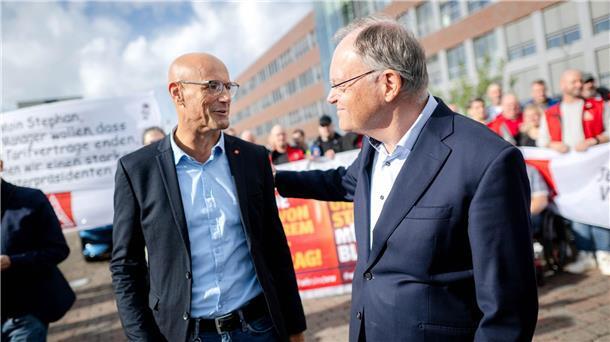 Weil für Gespräche in VW-Krise: „Miteinander Klartext reden“ Der stellvertretende VW-Betriebsratsvorsitzende Herbert de Vries (l.) am Werk in Emden setzt im Streit um die Sparpläne beim Autobauer auf die Unterstützung von Niedersachsens Ministerpräsidenten und Aufsichtsratsmitglied Stephan Weil.