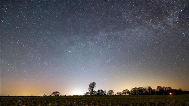 Lyriden am Nachthimmel - Chancen auf Sternschnuppen Der Sternenhimmel leuchtet über einem Rapsfeld in Schleswig-Holstein.