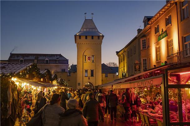 Der stimmungsvoll beleuchtete Weihnachtsmarkt in den Straßen von Valkenburg lädt mit seinen festlichen Ständen zum Bummeln ein.