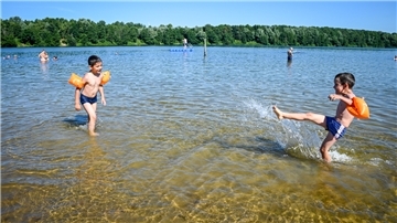 Der Stoteler See zählt zu den Attraktionen, mit denen Urlauber in den Südkreis gelockt werden sollen. Auch Léon (links) und Maurice genießen die Abkühlung.