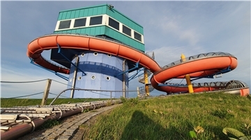 Eine Großwasserrutsche an der Wurster Nordseeküste