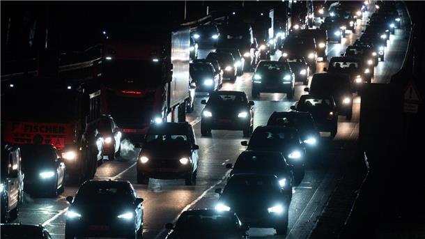 Der Straßenverkehr in Deutschland nimmt weiterhin zu. (Illustration) 