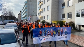 Der Streik läuft: Die Beschäftigten ziehen vom Konrad-Adenauer-Platz über die Georgstraße und Bismarckstraße zum Hauptbahnhof.