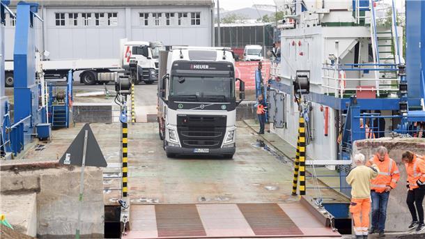 Lkw auf Fähre