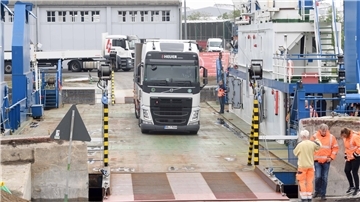 Lkw auf Fähre