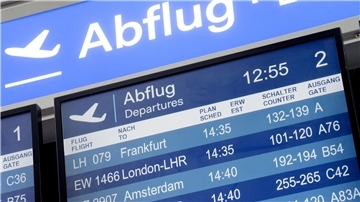 Der Streit um die Vorauskasse bei Flugtickets dauert an.