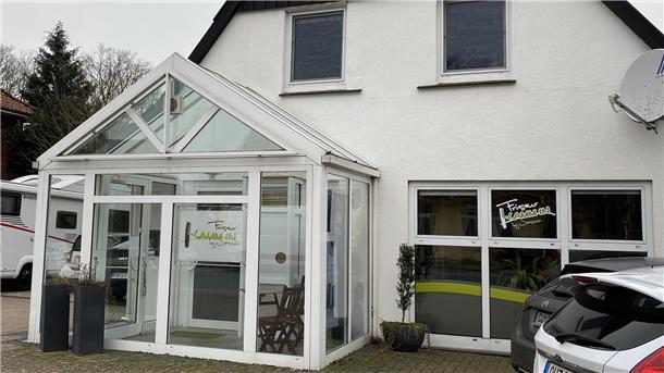 Kamm in: Das sind die krehaartivsten Friseurnamen zwischen Wesermarsch und Elbe Der Stubbener Friseursalon "Kamm In" lädt die Kunden offensiv zum Reinkommen ein.