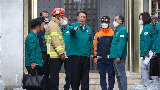 Massenpanik in Seoul - Mehr als 150 Tote Der südkoreanische Präsident Yoon Suk Yeol (m.) im Seouler Ausgehviertel Itaewon, wo bei einer Massenpanik über 150 Menschen getötet und viele weitere verletzt worden sind.