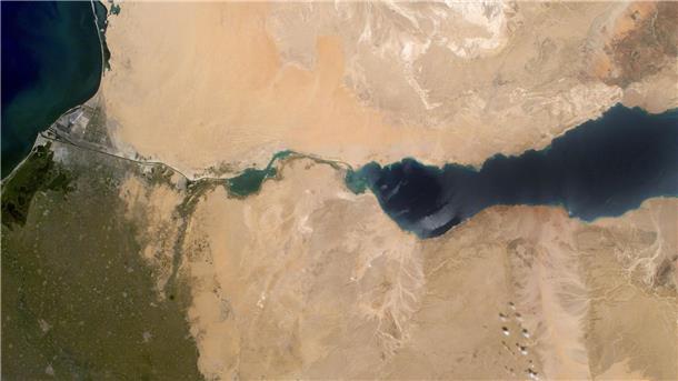 Deutscher Außenhandel hängt stark von wenigen Meerengen ab Der Suezkanal verbindet das Mittelmeer mit dem Roten Meer. (Archivbild)