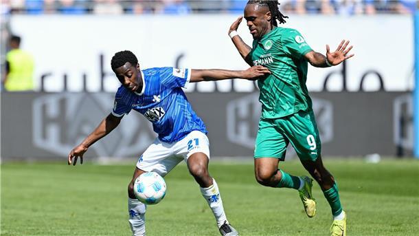 Der SV Darmstadt 98 mit Merveille Papela (l) bezwang die SpVgg Greuther Fürth mit Noel Futkeu.