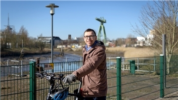 Der tägliche Weg per Rad zwischen Geestemünde und Lehe entlang der Geeste-Promenade: Fabian Boungard ist noch im Pioniermodus unterwegs durch Bremerhaven, die Stadt, in der er seit November lebt und arbeitet. 