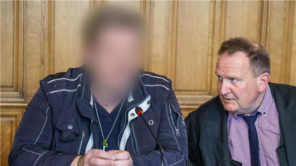 Ehemann im Prozess um zerstückelte Leiche verurteilt Der Täter (l) sitzt im Landgericht Bremen neben seinem Verteidiger Thomas Domanski.