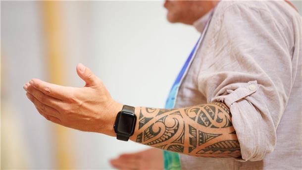 „Unter die Haut“ - Gläubige lassen sich in Kirche tätowieren Der tätowierte Seelsorger Frank Kribber beim Tattoo-Gottesdienst in der Johanniskirche.