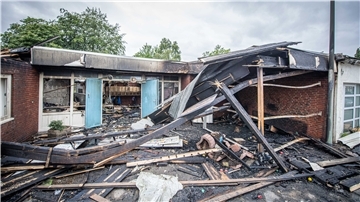 Der Tag nach dem Brand in der Nacht zum 5. Juli 2019 in der ev.-luth. Kindertagesstätte „Michaelis“ in der Potsdamer Straße. Blick auf die völlig ausgebrannte Kita, die in den frühen 70er Jahren gebaut worden war und kurz vor dem Feuer noch modernisiert wurde. Foto: Hartmann